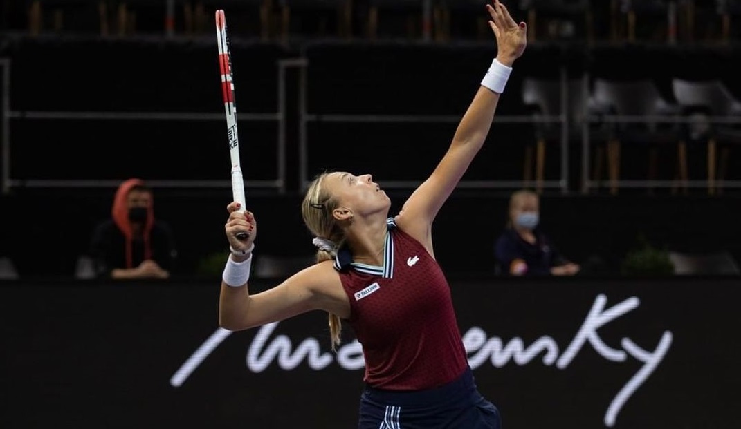 Anett Kontaveit tennis serve