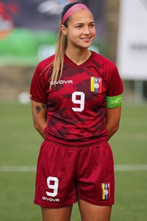 Deyna Castellanos soccer