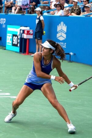 Emma Raducanu hot tennis
