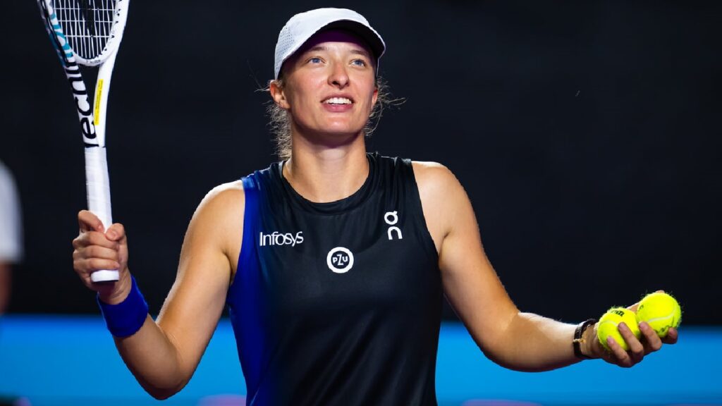Iga Swiatek smashed Ons Jabeur and advance to the semis of the WTA