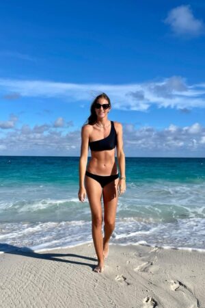 Karolina Pliskova beach