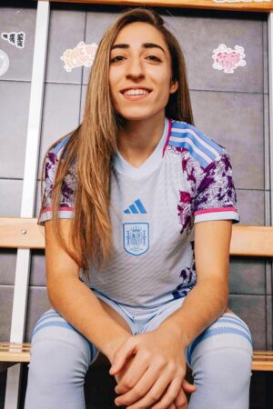 Olga Carmona football player