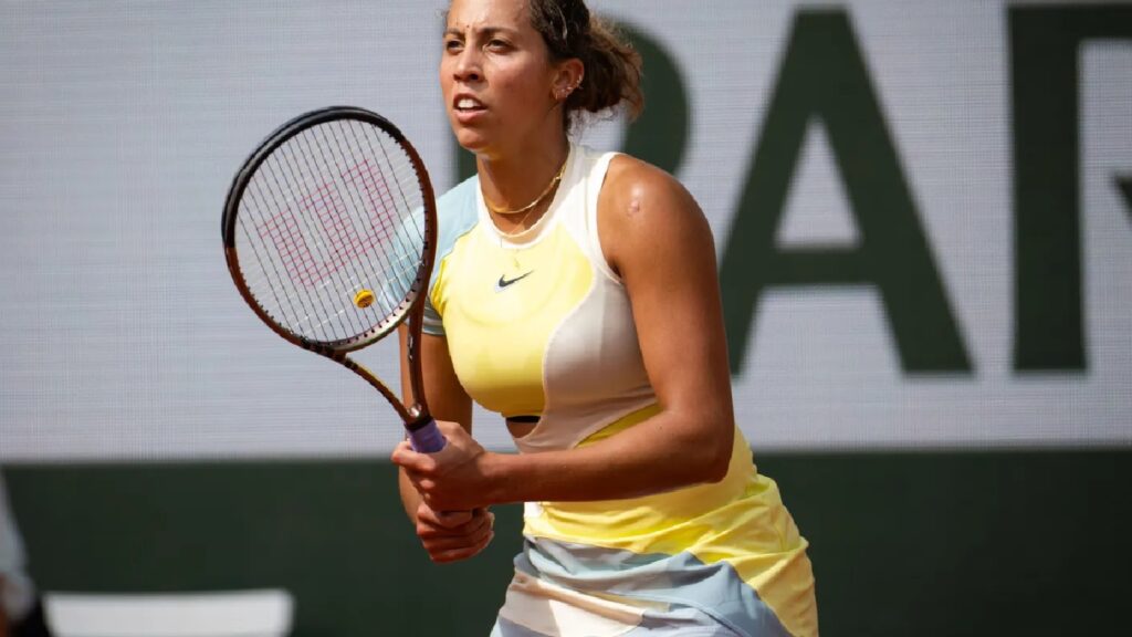 Iga Swiatek and Madison Keys took quick victories to qualify for the