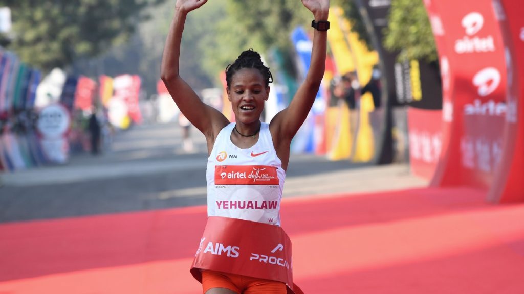 Yalemzerf Yehualaw broke the world record in the 10km road running in Castellon Femi Sports